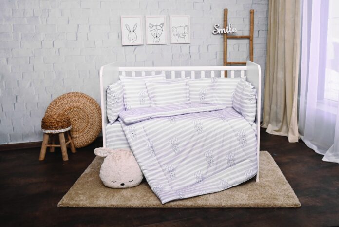 Set lenjerie de pat Lorelli, cu 7 piese din bumbac ranforce, Lily, Grey Striped Set lenjerie de pat Lorelli, cu 7 piese din bumbac ranforce, Lily, Grey Striped