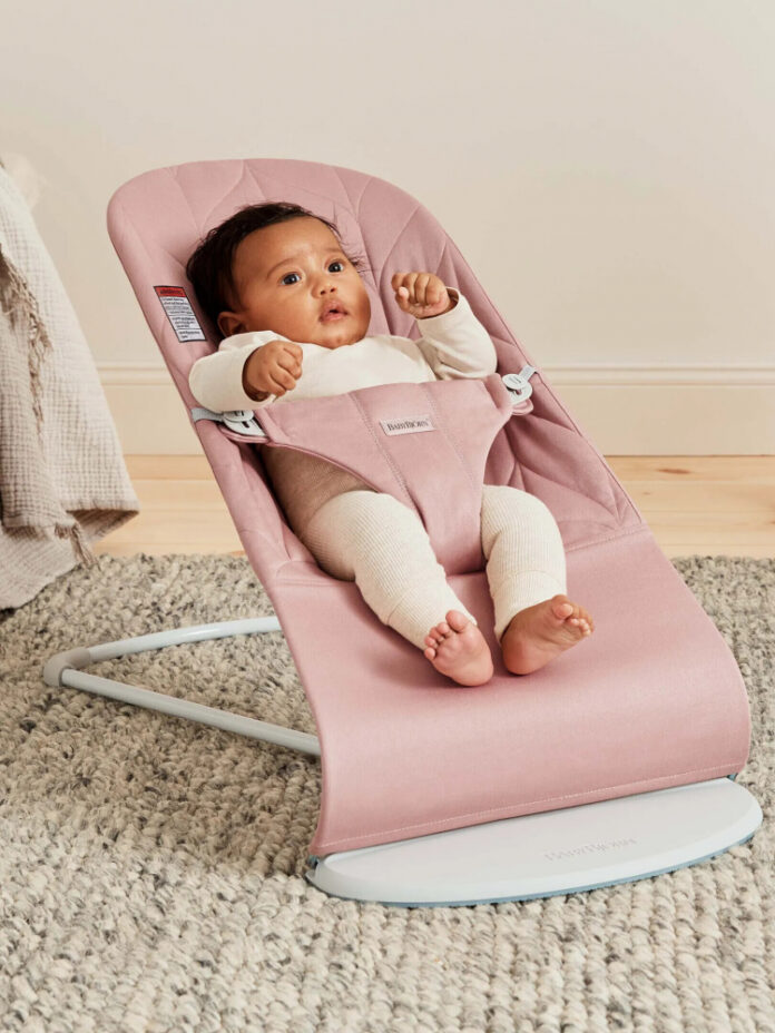 Balansoar BabyBjorn Bliss Dusty Pink cu aspect delicat de petala, tesatura matlasata, cu bara de jucarii inclusa Balansoar BabyBjorn Bliss Dusty Pink cu aspect delicat de petala, tesatura matlasata, cu bara de jucarii inclusa