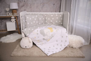 Set lenjerie patut 60 x 120 cm, Lorelli Smile, 10 piese, bumbac ranforce, Elephant Grey Stars Set lenjerie patut 60 x 120 cm, Lorelli Smile, 10 piese, bumbac ranforce, Elephant Grey Stars
