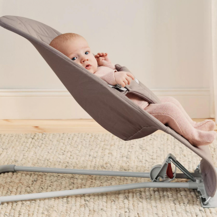 Balansoar BabyBjorn Bliss Sand Grey din tesatura matlasata cu aspect Clasic Balansoar BabyBjorn Bliss Sand Grey din tesatura matlasata cu aspect Clasic