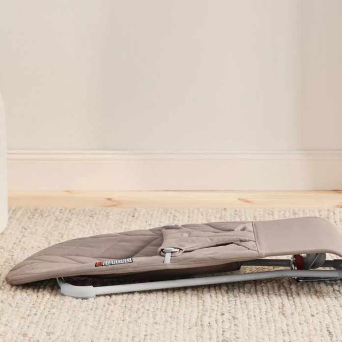 Balansoar BabyBjorn Bliss Sand Grey din tesatura matlasata cu aspect Clasic Balansoar BabyBjorn Bliss Sand Grey din tesatura matlasata cu aspect Clasic