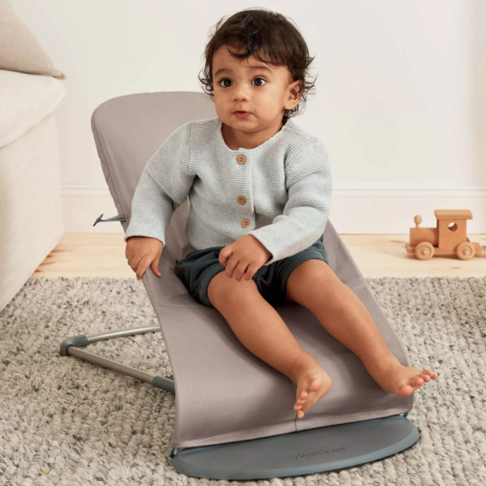 Balansoar BabyBjorn Bliss Sand Grey din tesatura matlasata cu aspect Clasic Balansoar BabyBjorn Bliss Sand Grey din tesatura matlasata cu aspect Clasic