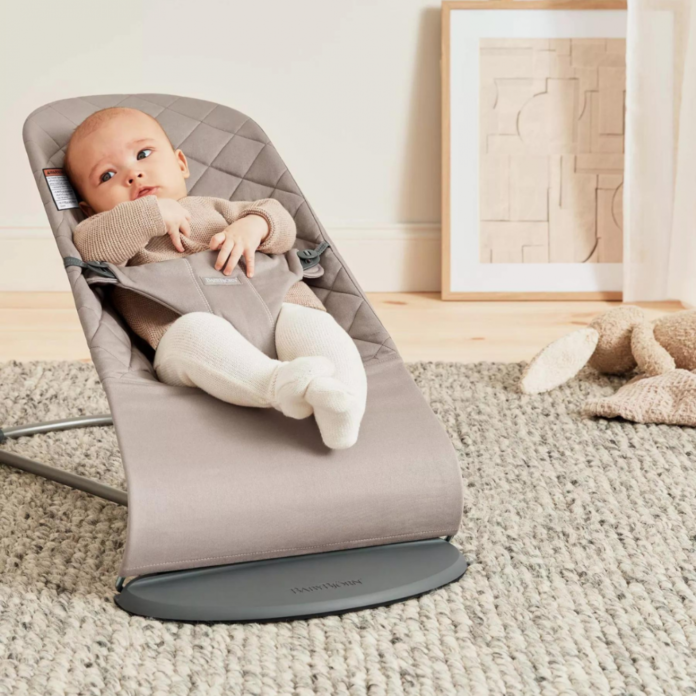 Balansoar BabyBjorn Bliss Sand Grey din tesatura matlasata cu aspect Clasic Balansoar BabyBjorn Bliss Sand Grey din tesatura matlasata cu aspect Clasic