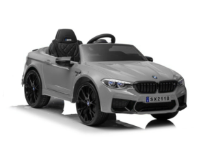 Masinuta electrica pentru copii BMW M5 Silver Painted 90W cu echipare Premium si telecomanda, cu panou audio, frana automata, deschidere usi, scaun piele si roti din spuma Eva Masinuta electrica pentru copii BMW M5 Silver Painted 90W cu echipare Premium si telecomanda, cu panou audio, frana automata, deschidere usi, scaun piele si roti din spuma Eva