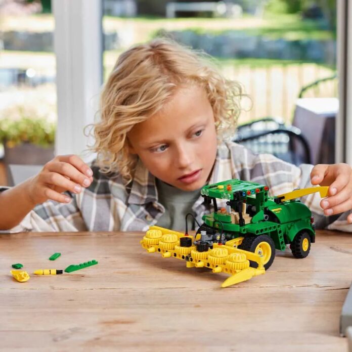 Lego Technic John Deere 9700 Forage Harvester 42168 Lego Technic John Deere 9700 Forage Harvester 42168