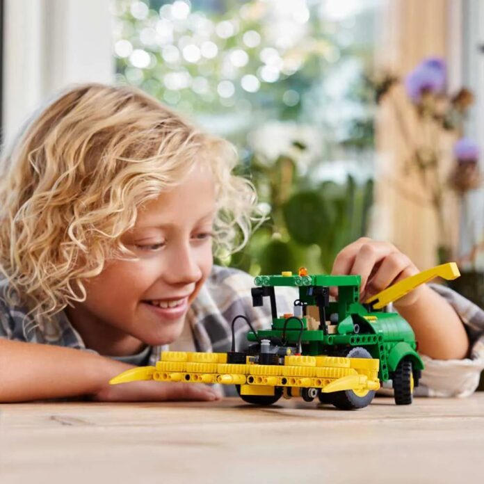 Lego Technic John Deere 9700 Forage Harvester 42168 Lego Technic John Deere 9700 Forage Harvester 42168