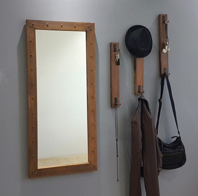 Cuier cu oglinda Model Hunter, Nuc, 68x6x110 cm Cuier cu oglinda Model Hunter, Nuc, 68x6x110 cm
