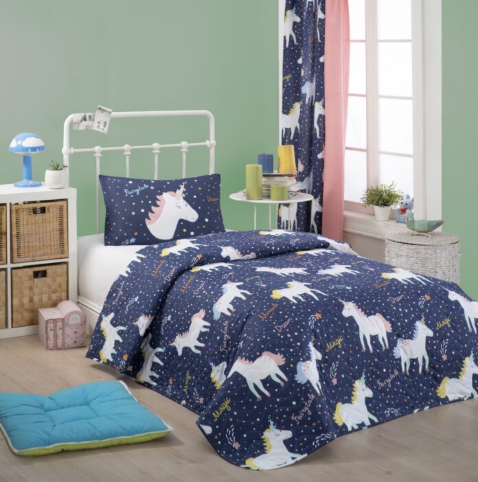 Cuvertura Matlasata 1 Persoana Model Magic Unicorn Dark Blue Cuvertura Matlasata 1 Persoana Model Magic Unicorn Dark Blue