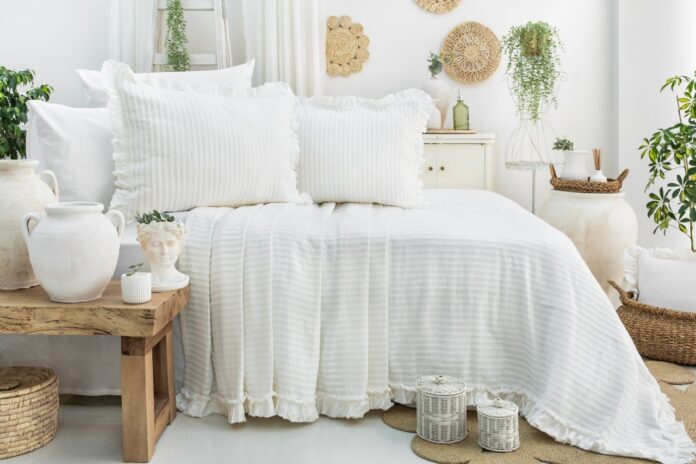Set Cuvertura Pique Model Martha Cream Set Cuvertura Pique Model Martha Cream